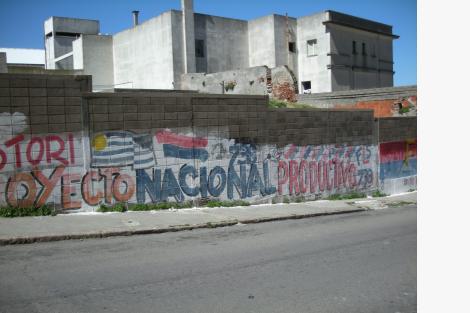 Muro sobre la calle Zabala