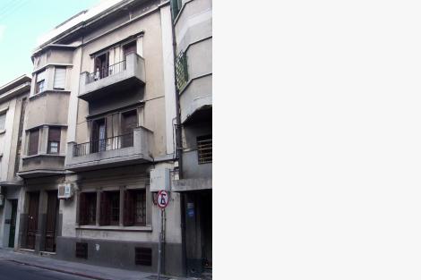 Fachada sobre la calle Buenos Aires.