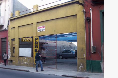 Fachada estacionamiento sobre la calle Buenos Aires.