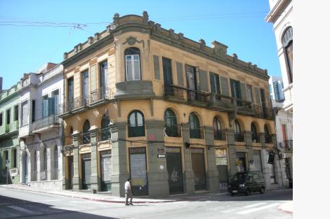 Esquina Juan Carlos Gómez y Reconquista