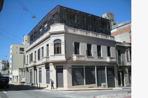 Esquina, calle Juan Carlos Gómez y Reconquista