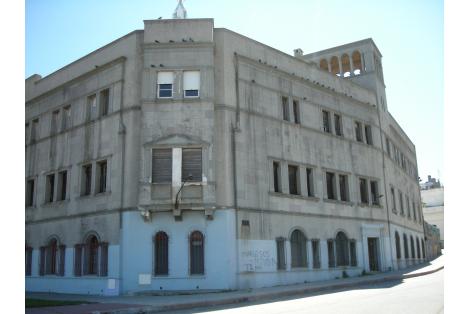 Esquina, calle Misiones y la Rambla