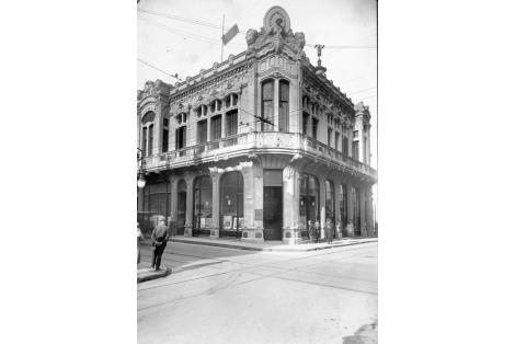 Vista de la esquina: construcción demolida. 