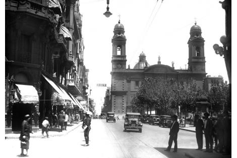 Sobre calle Sarandí vista hacia la Catedral 