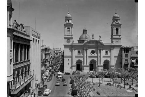 Vista de las calles Sarandí e Ituzaingó. Catedral luego de la intervención del Arq. Rafel Ruano en la década del 1940. 