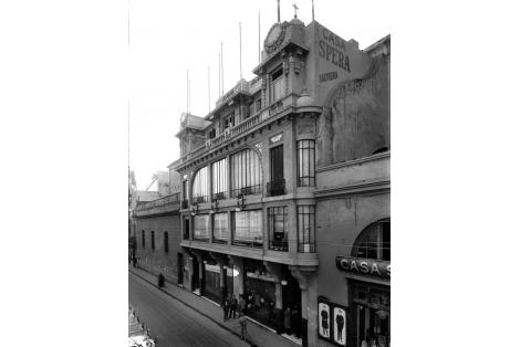 Edificio de la antigua sastrería Spera construída entre los contrafuertes de la Catedral. Demolida hacia 1970.                  