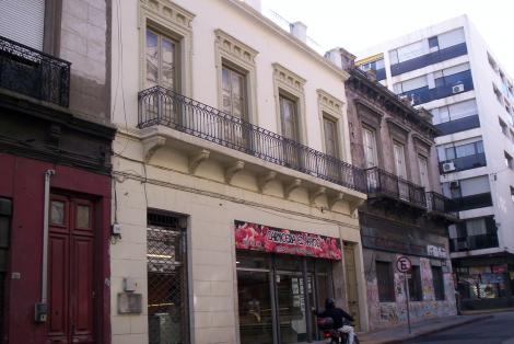 Fachada sobre la calle Buenos Aires