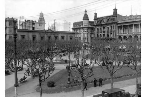 Plaza Constitución. Vista hacia esquina de calles Sarandí y Juan Carlos Gómez. 