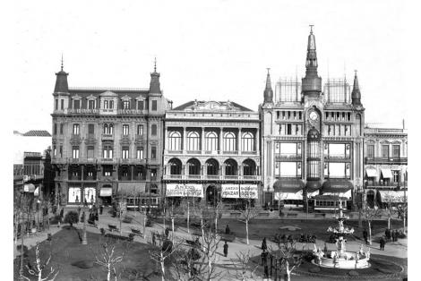 Vista de fachada calle Sarandí. Tienda "Casa Corralejo" 
