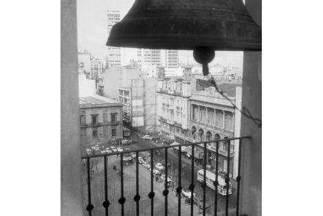 Vista desde el campanario de la Iglesia Matriz al predio demolido donde se ubicada Bazar Colón. 