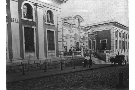 Vista sobre calle Reconquista. Mercado Central demolido. 