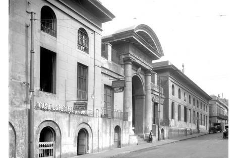 Vista sobre calle Reconquista. Mercado Central demolido. 