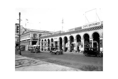 Vista del Café británico demolido para la construcción del Palacio de Justicia