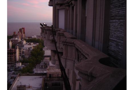 Detalle balcones exteriores, con vista hacia la bahia de Montevideo
