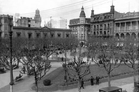 Plaza Constitución. Vista hacia Sarandí y Juan Carlos Gómez. CDF _ pza matriz p xxx _ 5704 