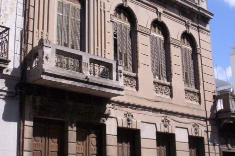 Fachada sobre la calle Washington