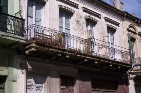 Fachada sobre la calle Pérez Castellano