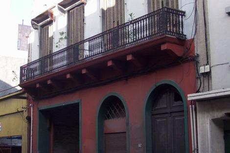 Fachada sobre la calle Buenos Aires.