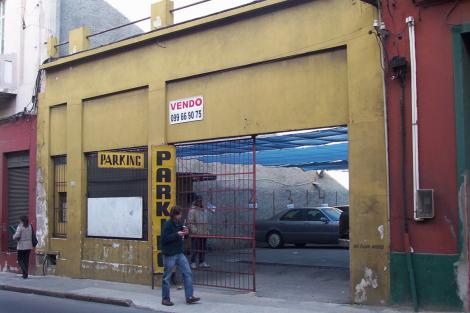 Fachada estacionamiento sobre la calle Buenos Aires.