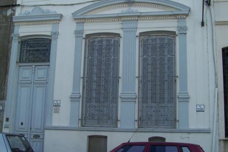 Fachada sobre la calle Reconquista