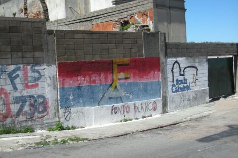 Muro sobre la calle Zabala