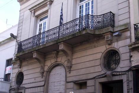 Fachada sobre la calle Buenos Aires.