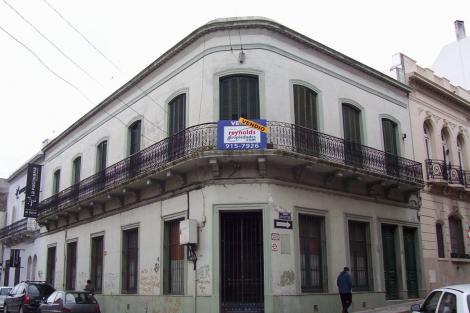 Esquina, calle Juan Carlos Gómez y Reconquista