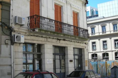 Fachada sobre la calle Reconquista