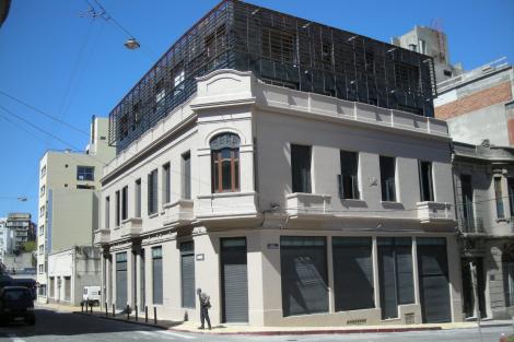 Esquina, calle Juan Carlos Gómez y Reconquista