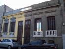 Fachadas simétricas sobre la calle Reconquista